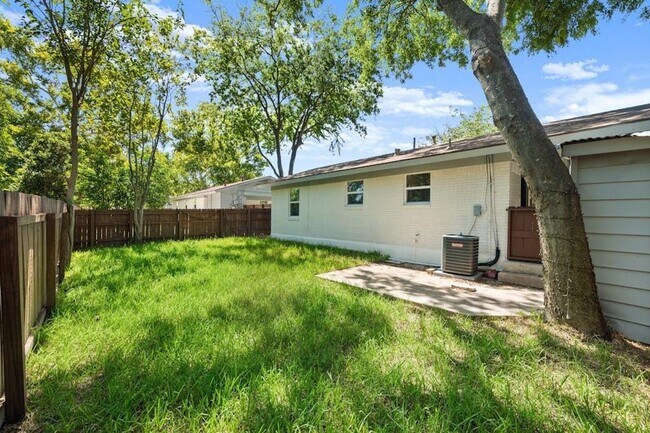 Building Photo - Chaparral Cottage N/M