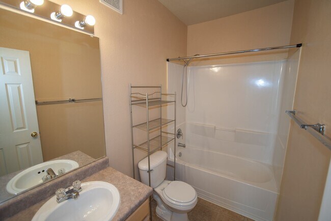 Building Photo - 2 Primary Suites Condo Near UNR