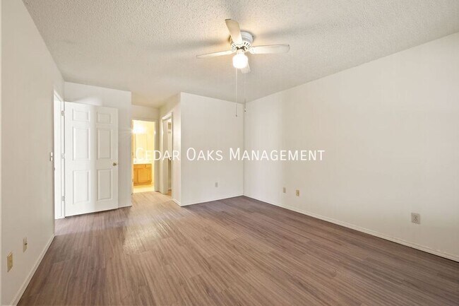 Building Photo - 5908 Sara St