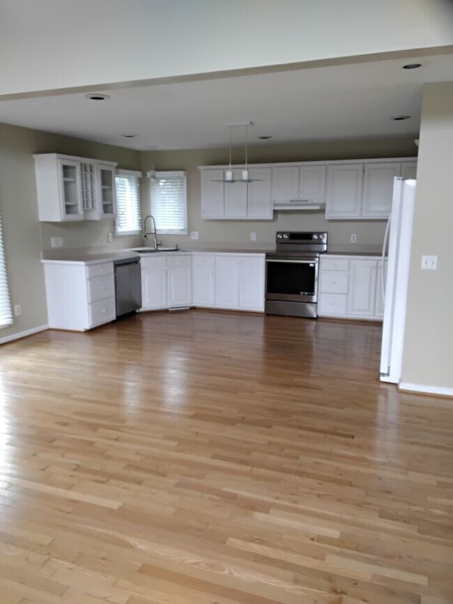 Building Photo - Emerald Isle Gated Community