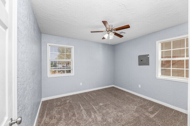 Building Photo - 910 SW 37th St