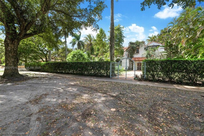 Building Photo - 1624 Granada Blvd