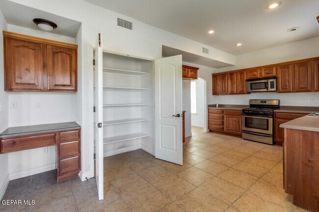 Building Photo - 5541 Ignacio Frias Dr