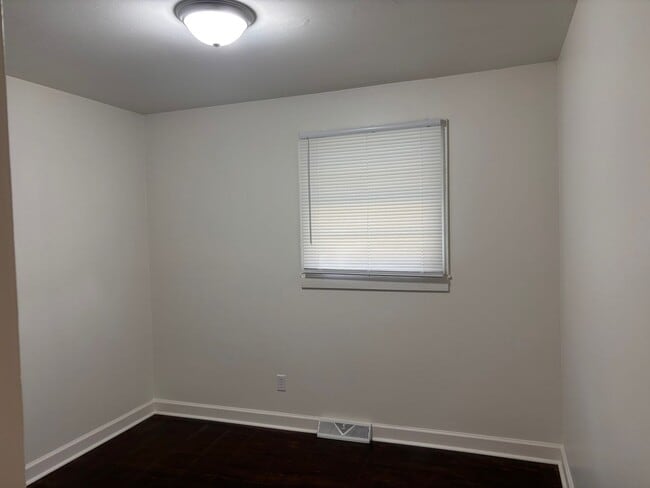Building Photo - 3 BEDROOM, 1 BATH, 900 SQ FT, GAS HEAT, WINDOW AC