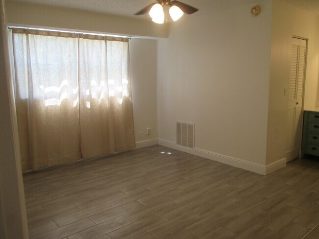 Building Photo - 106 Lake Dora Dr