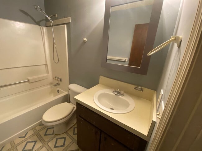 Building Photo - 123 Calvin Court Unit D