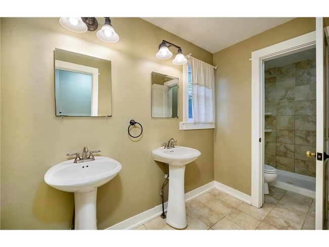 Building Photo - 2327 Cole Ave SE