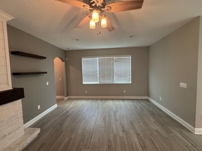 Building Photo - Spacious 5-Bedroom Riverview Home