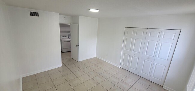 Building Photo - 548 Orange Dr