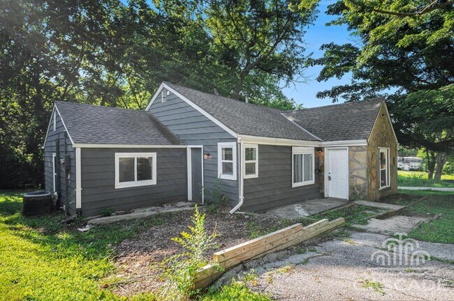 Building Photo - 707 N Forest Ave