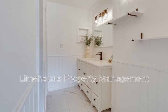 Building Photo - 749 Quesnel Dr