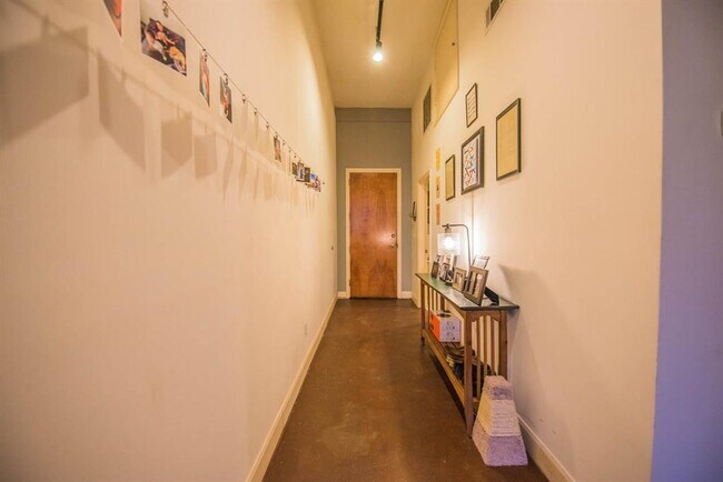 Building Photo - 915 N San Jacinto St