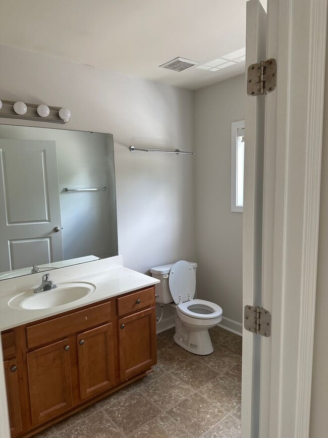 Building Photo - Beautiful townhome located minutes from Ch...