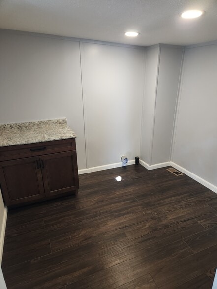 Building Photo - 416 Western Ave