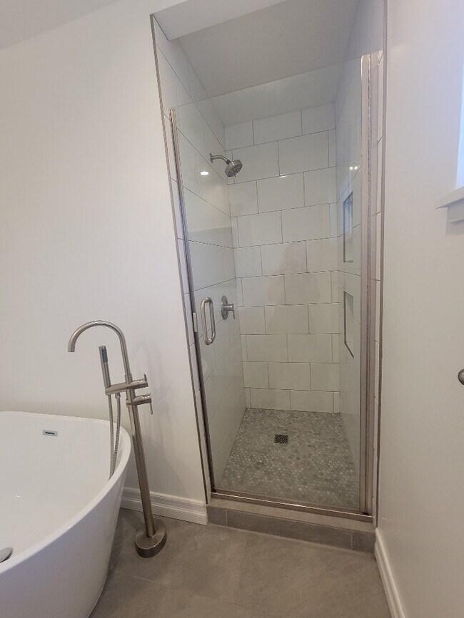 Building Photo - "Charming 3-Bed, 1.5-Bath home