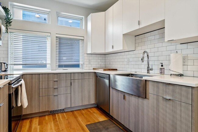 Building Photo - 4-Story Furnished 2BD, 2.5BA LoHi Townhome with Rooftop Deck