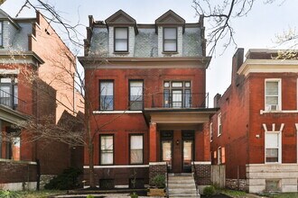 Building Photo - "Spacious 3-Bedroom Duplex with Classic Charm & Modern Comforts at 3438A Magnolia Ave!"