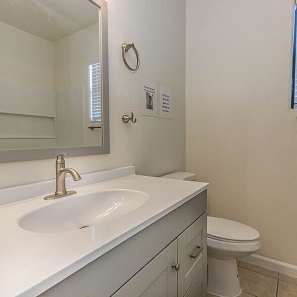 Building Photo - 610 E Waverly St