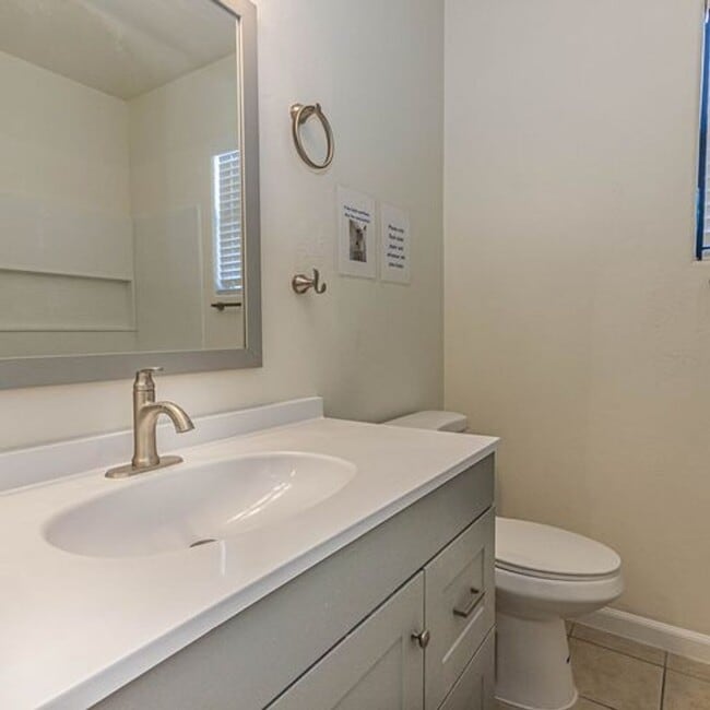 Building Photo - 610 E Waverly St