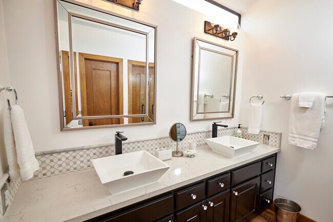 Building Photo - 7080 Via del Mar