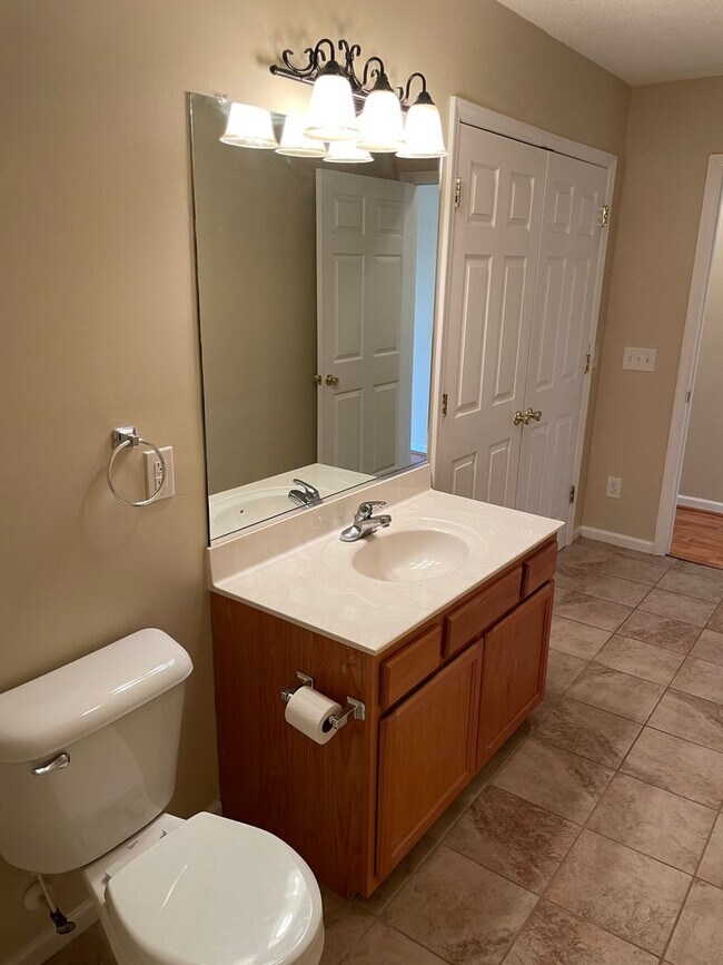 Building Photo - 3 bed 2 bath home