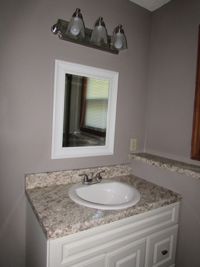 Building Photo - 3 Bedroom House Close to FLW -  New LVP Flooring May 2024!