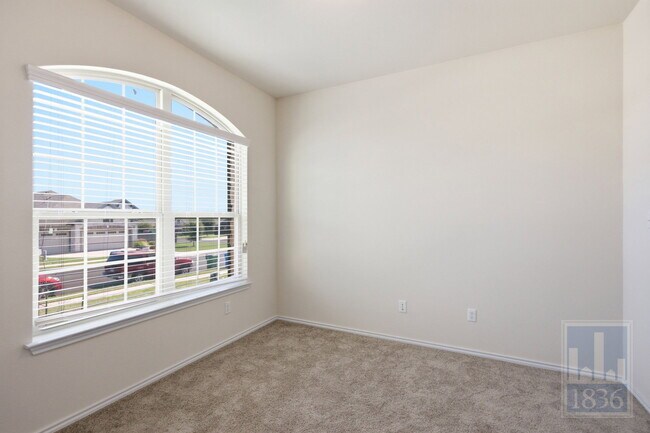 Building Photo - 729 Manzano Ln