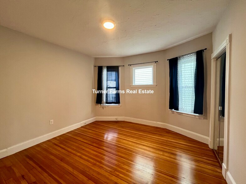 Building Photo - 26 Taft St