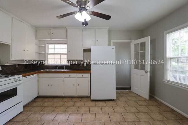 Building Photo - 3322 E 23rd St
