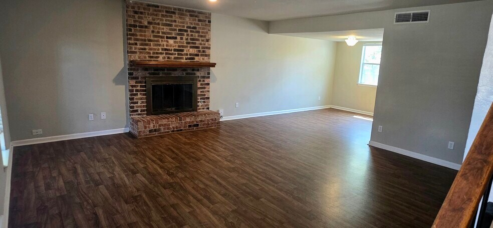 Large Living Room - 12534 Split Rail Pky