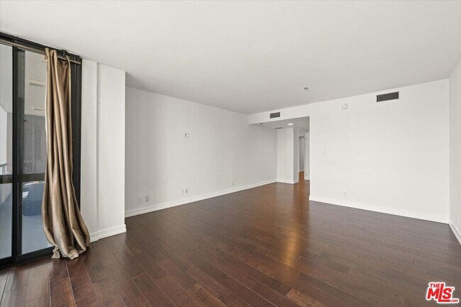 Building Photo - 10660 Wilshire Blvd