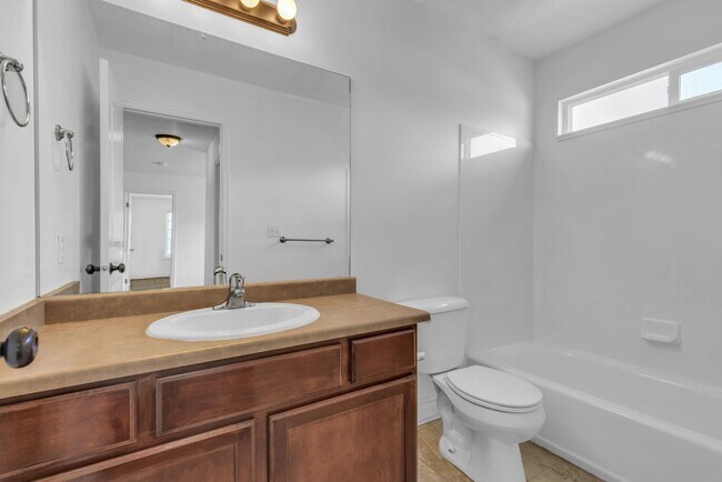 Building Photo - Beautiful 4 Bedroom 2.5 Bath Home in Lehi near Thanksgiving Point!