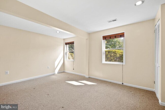 Building Photo - 12027 Devilwood Dr