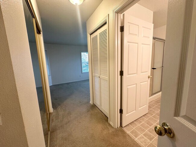 Building Photo - 2 Bedroom Hillsdale Commons Apartment!