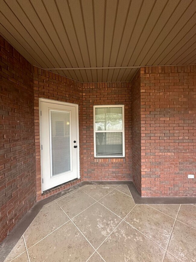 Building Photo - Shell Landing East!!! FRESH PAINT!!! NEW FLOORING!!!