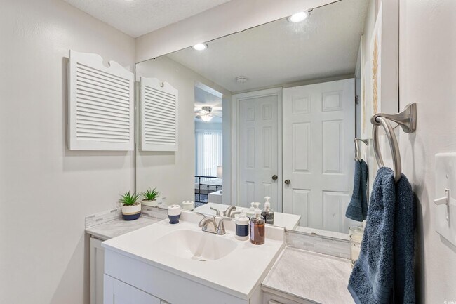 Building Photo - 4242 Pinehurst Cir