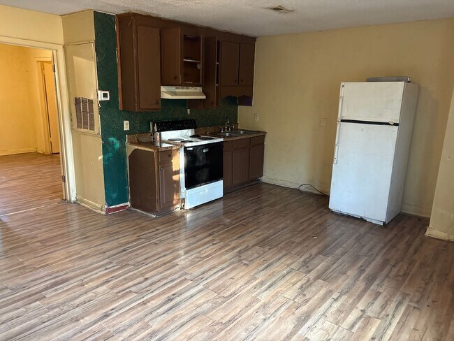 Building Photo - 422 B Brewer St