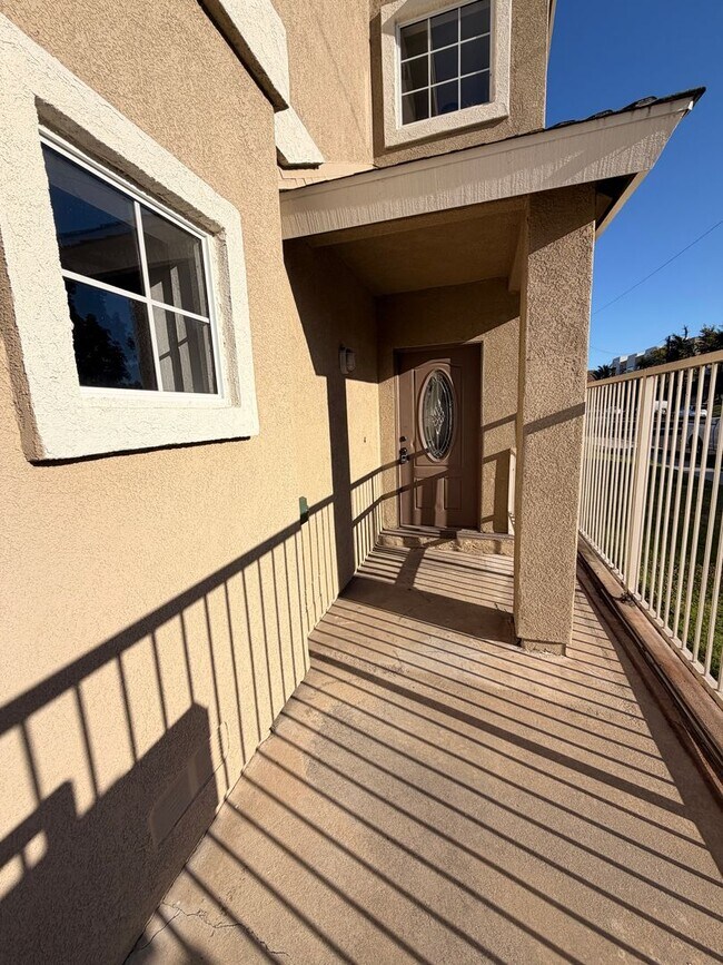 Building Photo - Spacious 3 bedroom w/ attached 2 Car Garage For Rent!