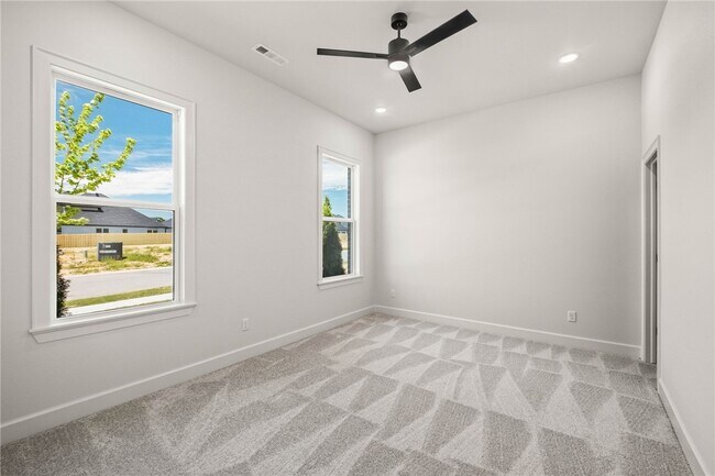 Building Photo - 431 Silverview Ave