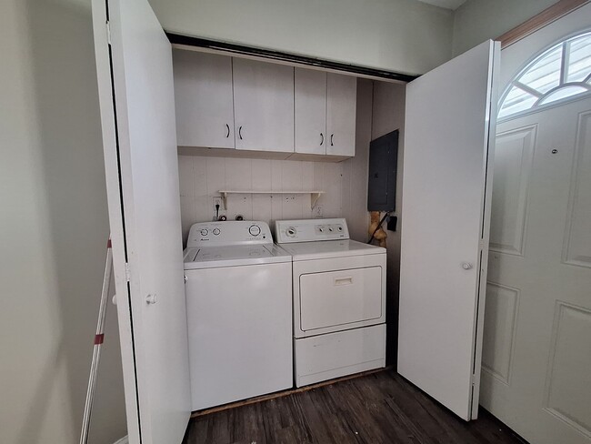 Building Photo - Charming 3 bedroom bungalow freshly updated