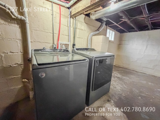 Building Photo - 1327 Lake St