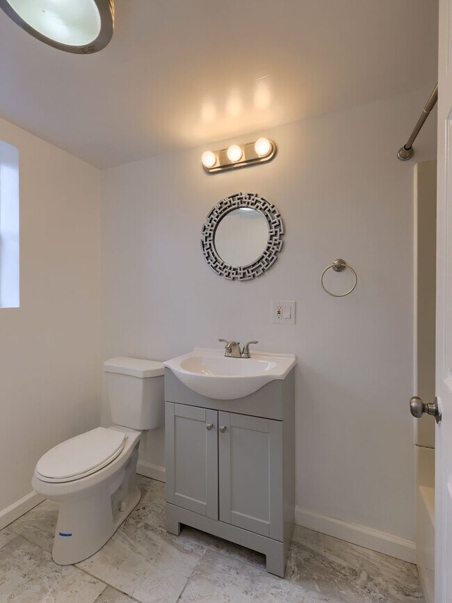 Building Photo - Newly Renovated Single Family Home in Midtown
