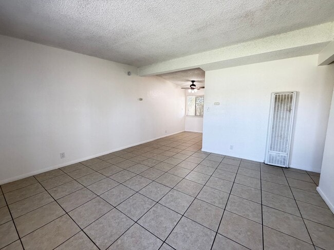 Building Photo - 305 Oasis Dr