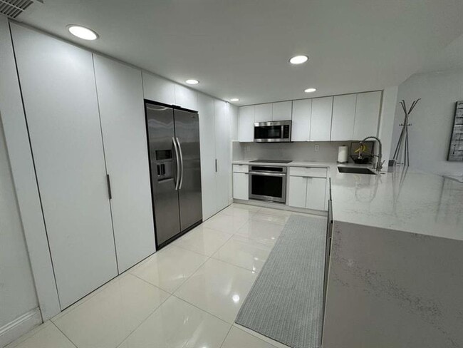 Building Photo - 1915 Brickell Ave