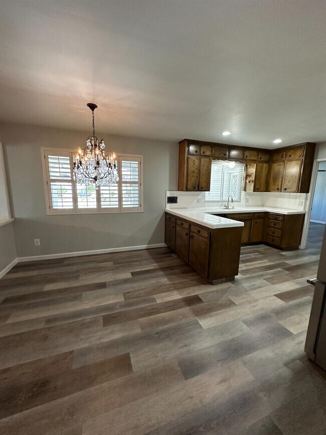 Building Photo - 1310 W Magill Ave