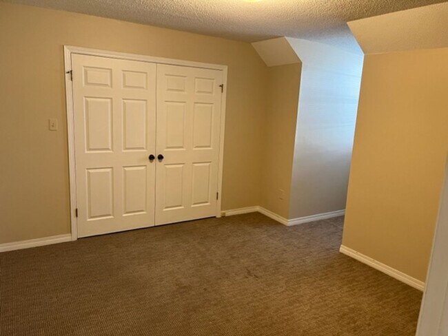 Building Photo - 3/2 Townhouse near USA! GATED! Students Welcome!