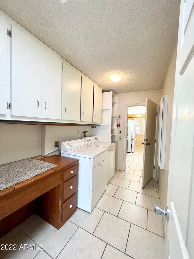 Building Photo - 10867 W Emerald Dr