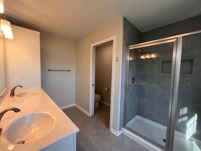 Building Photo - Move- In Ready 3 Bedroom Townhome!