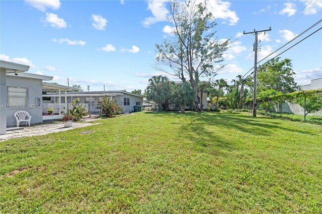 Building Photo - 1125 NE 5th Ave