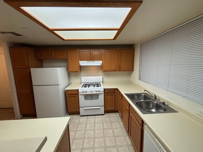 Building Photo - Beautiful 2BED/2BATH/1Car Condo located in the Aspen peak Community